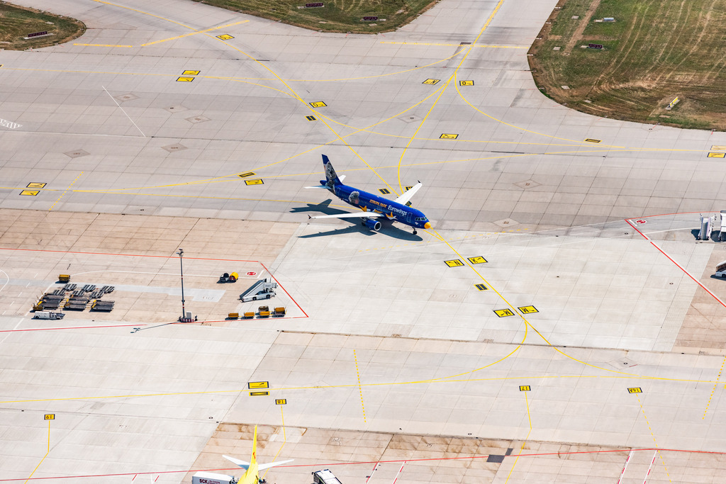 dr__0015892.jpg | STUTTGART 03.08.2018 Passagierflugzeug beim Rollen auf dem Rollfeld und Vorfeld des Flughafen in Stuttgart im Bundesland Baden-Württemberg, Deutschland. // Airliner- Passenger aircraft rolling on the apron of the airport in Stuttgart in the state Baden-Wurttemberg, Germany. Foto: Daniel Reiter