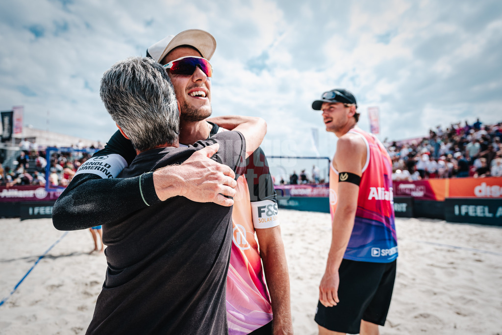 Beachvolleyball | Männer | German Beach Tour 2024 | Tourstop Bremen | 08.06.2024 | v.l. Saksia van Hintum und Bennet Poniewaz umarmen sich