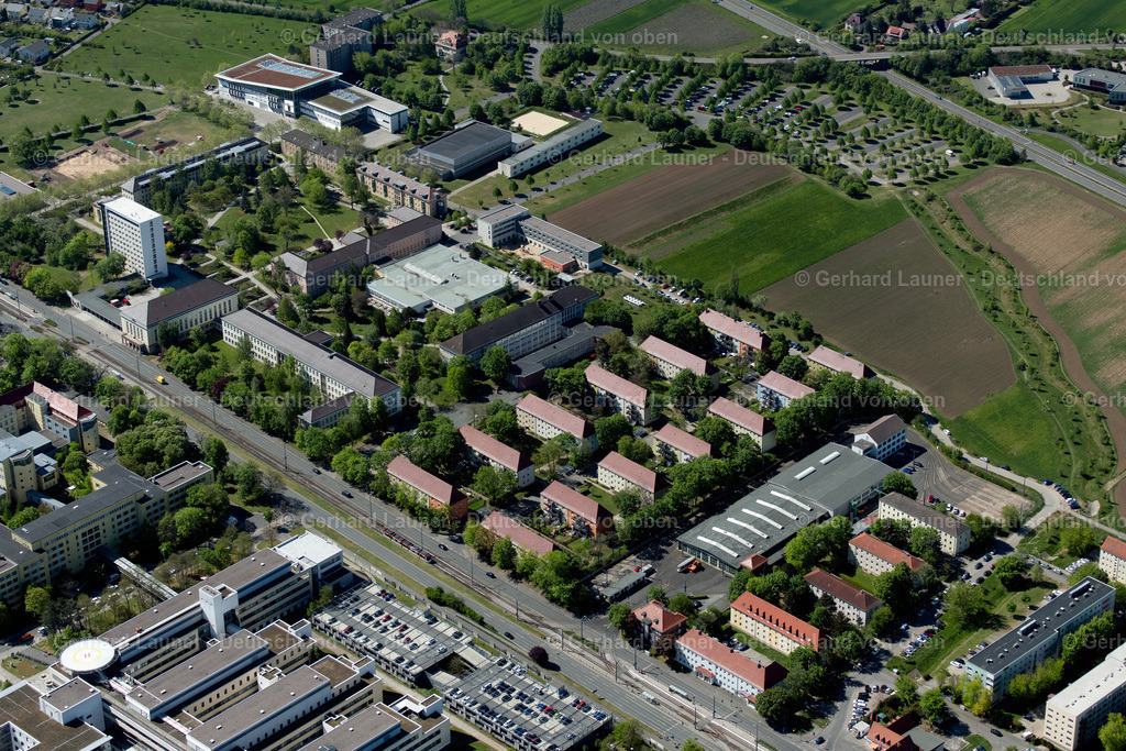 4026696 | ERFURT 07.05.2020 Wohngebiet der Mehrfamilienhaussiedlung am "EVAG Betriebshof Nordhäuser Straße" an der Elbestraße im Ortsteil Andreasvorstadt in Erfurt im Bundesland Thüringen, Deutschland. Weiterführende Informationen bei: Erfurter Verkehrsbetriebe AG. // Residential area of the multi-family house settlement on "EVAG Betriebshof Nordhaeuser Strasse" on Elbestrasse in the district Andreasvorstadt in Erfurt in the state Thuringia, Germany. Further information at: Erfurter Verkehrsbetriebe AG. Foto: Gerhard Launer