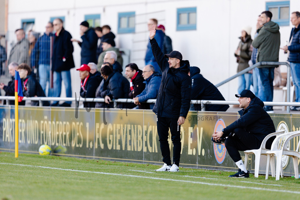 Oberliga Westfalen, Saison 2025/26, 13. Spieltag: 1. FC Gievenbeck - Türkspor Dortmund 2000 | Münster, 02.11.2025: Oberliga Westfalen, 13. Spieltag, 1. FC Gievenbeck empfängt Türkspor Dortmund 2000 im Sportpark Gievenbeck in Münster. Foto: sportfotografie.ms | Markus Paletta - Realisiert mit Pictrs.com