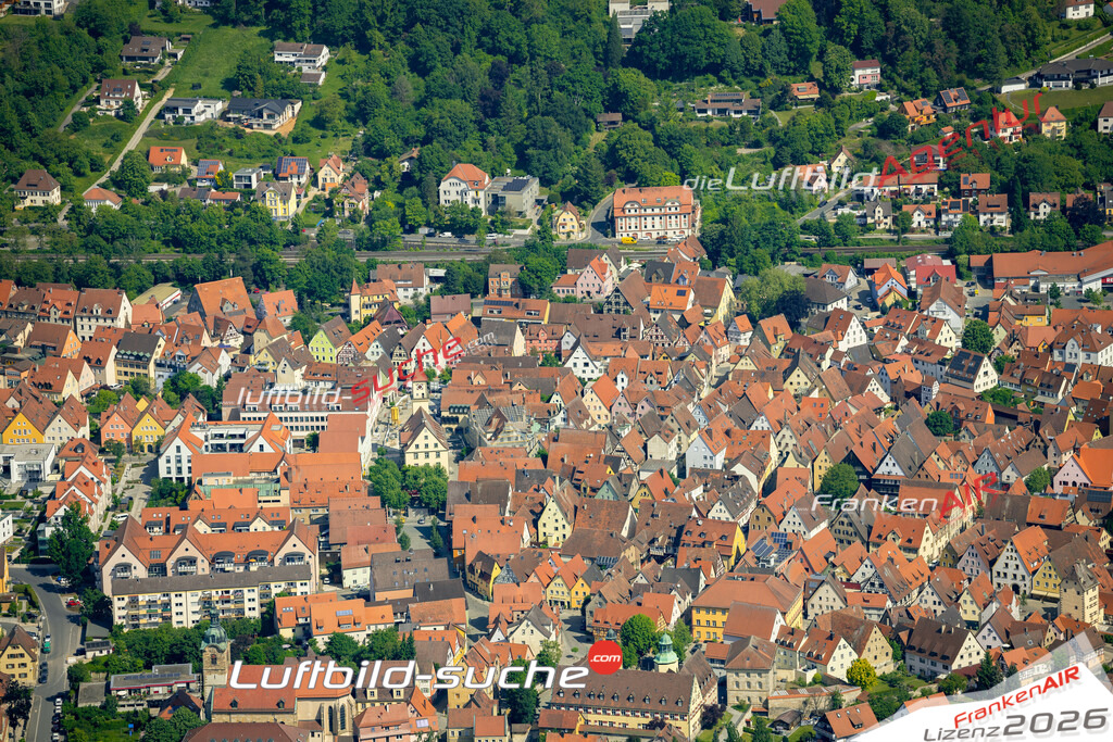 Das Luftbild zeigt Altstadt Hersbruck - Die Luftaufnahme wurde 2023 vom UL-Flugzeug aus erstellt ( keine Drohne ) - Hochauflösende Luftaufnahme - Für grossformatige Ausdrucke geeignet. Die Geschenkidee !Mit Lizenz und Bildrechte bestellbar