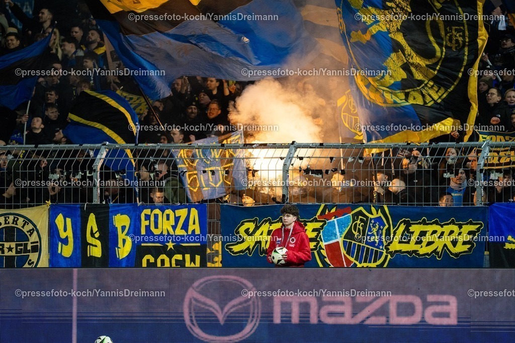 xYDR2802250101069 | 28.02.2025, xydrx, Fußball, Viktoria Köln - 1.FC Saarbrücken, 3.Liga, Sportpark Höhenberg, Saison 2024 2025: FC Saarbrücken Fans zünden Pyrotechnik. DFB regulations prohibit any use of photographs as image sequences and or quasi-video.