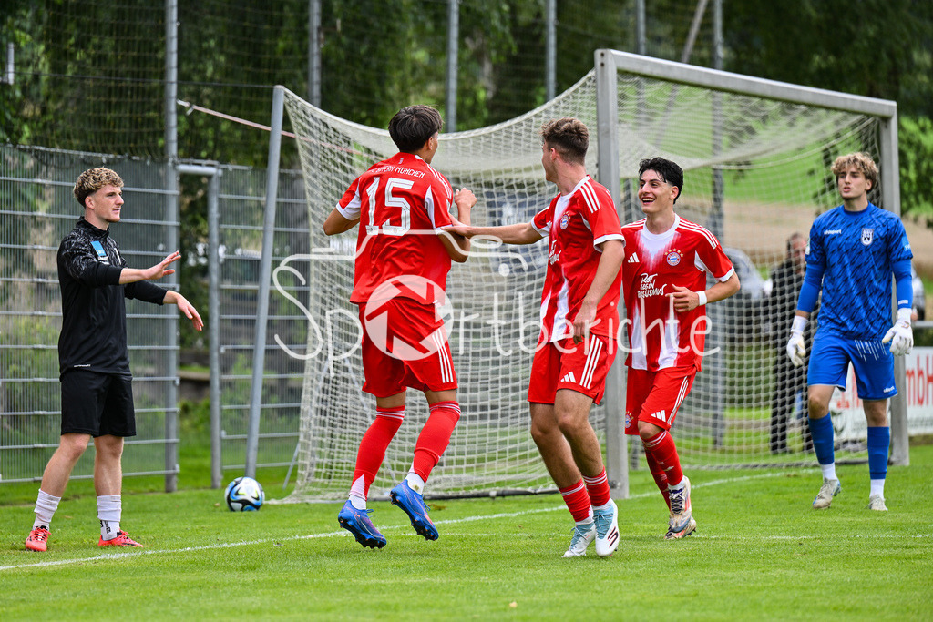 SSV Ulm 1846 Fussball U19 - FC Bayern München U19 | Jubel nach dem Elfmeter Treffer zum 1-2 durch Roy SNIP (FC Bayern U19 #15) / Tor / Torschuetze / Freude / Happy / U19 DFB Nachwuchsliga: SSV Ulm 1846 Fussball - FC Bayern München, Hauptspielfeld Langenau am 02.08.2025