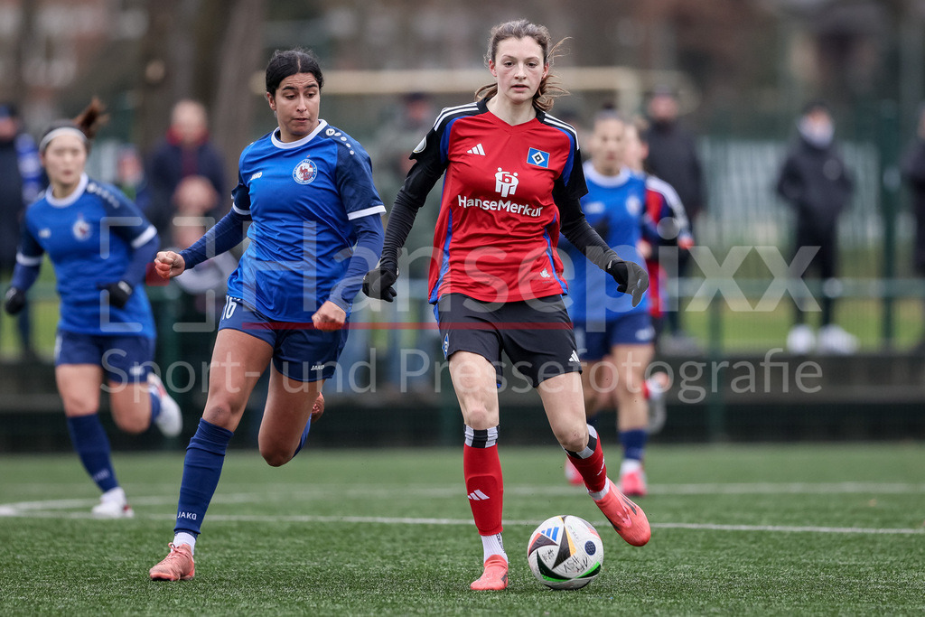 Fussball, Testspiel Frauen, Hamburger SV - 1. FFC Turbine Potsdam | v.li.: Maya Hahn (1. FFC Turbine Potsdam, 16) und Lotta Wrede (Hambruger SV, 32) im Zweikampf, Duell, Dynamik, Aktion, Action, Spielszene