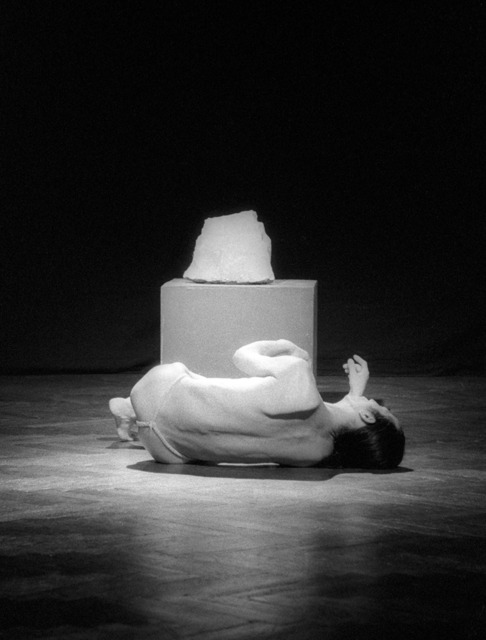 Atsushi Takenouchi - Stone | Digital Fotografie für großformatige FineArtPrint, in CK Zamek in Poznan/Polen 2000, Butoh Tänzer Atsushi Takenouchi: http://www.jinen-butoh.com/
Digital photography for large format FineArtPrint, in CK Zamek in Poznan/Polen 2000, Butoh dancer Atsushi Takenouchi: http://www.jinen-butoh.com/
 - Realisiert mit Pictrs.com
