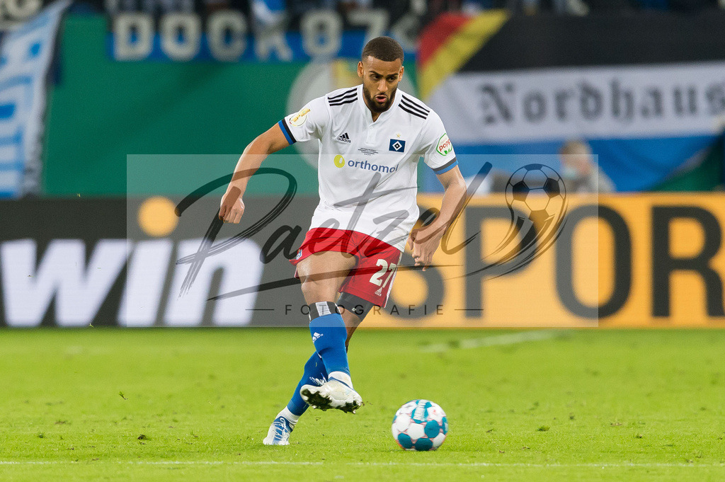 HSVSCF20220419_340 | Fussball, Herren: Josha Vagnoman (Hamburger SV) in Aktion, am Ball, Einzelaktion beim DFB-Pokal-Halbfinalspiel zwischen Hamburger SV und SC Freiburg im Volksparkstadion am 19.04.2022 in Hamburg, Deutschland.DFB / DFL REGULATIONS PROHIBIT ANY USE OF PHOTOGRAPHS AS IMAGE SEQUENCES AND/OR QUASI-VIDEO. - Realisiert mit Pictrs.com