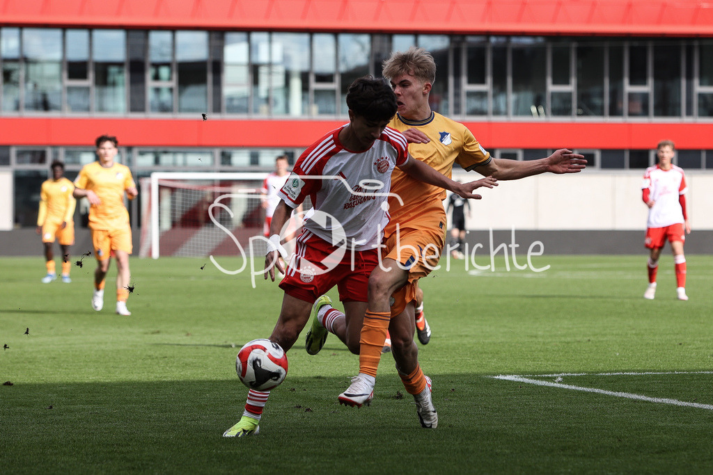 FC Bayern München U19 - TSG 1899 Hoffenheim U19 | Adin LICINA (FCB #7) im Duell mit Hennes BEHRENS (TSG #3) / Zweikampf