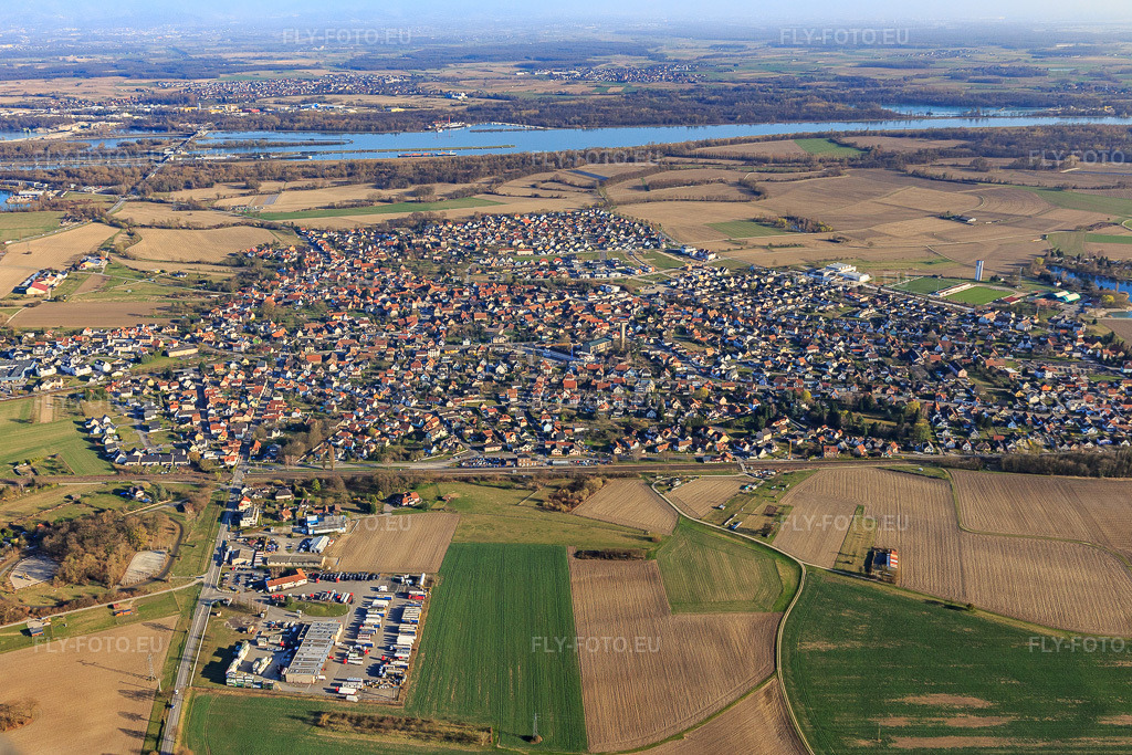 Vue aérienne: Vue de la ville depuis le nord-est à Gambsheim dans le département Bas Rhin, France.Photo: IMG_097657.jpg prise le 16/03/2017 par Werner Riehm/FLY-FOTO.euRésolution de l'original: 5200 x 3467 px