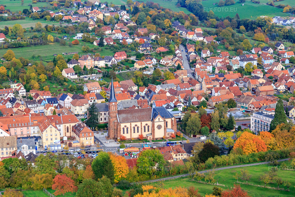 Vue aérienne: Église Saint-Martin à Niederbronn-les-Bains dans le département Bas Rhin, France – .Photo: IMG_084754.jpg prise le 24/10/2015 par Werner Riehm/FLY-FOTO.eu – Résolution de l'original: 4874 x 3249 px