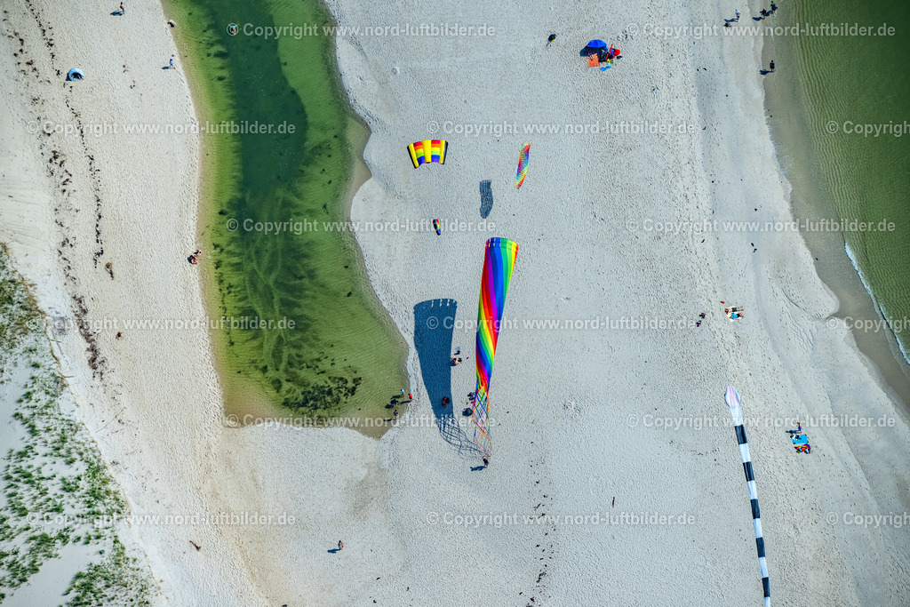 Sylt_Hörnum_Hörnumer_Odde_Drachen_Am_Strand_ELS_5592130825 | HöRNUM (SYLT) 13.08.2025 Freizeitgestaltung Drachen steigen lassen im Küstenbereich dee Hörnumer Odde der Nordseeinsel Sylt in Hörnum im Bundesland Schleswig-Holstein. // Leisure activities: flying kites in the coastal area of Hoernumer Odde on the North Sea island of Sylt in Hoernum in the federal state of Schleswig-Holstein. Foto: Martin Elsen