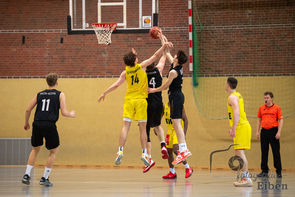 Baskets Juniors/TSG Westerstede-Rasta Vechta 3 | 1. Basketball-Regionalliga; Baskets Juniors/TSG Westerstede (gelb) - Rasta Vechta 3 (schwarz) am 18.01.2025 in Westerstede (Hössensporthalle), Photo: Philip Eiben 2025 - Realisiert mit Pictrs.com