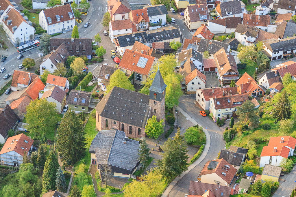 Luftbild: Ev. Gemeindehaus im Ortsteil Grünwettersbach in Karlsruhe im Bundesland Baden-Württemberg in Deutschland. Foto: IMG_26435.jpg vom 28.04.2010 durch Werner Riehm/FLY-FOTO.de