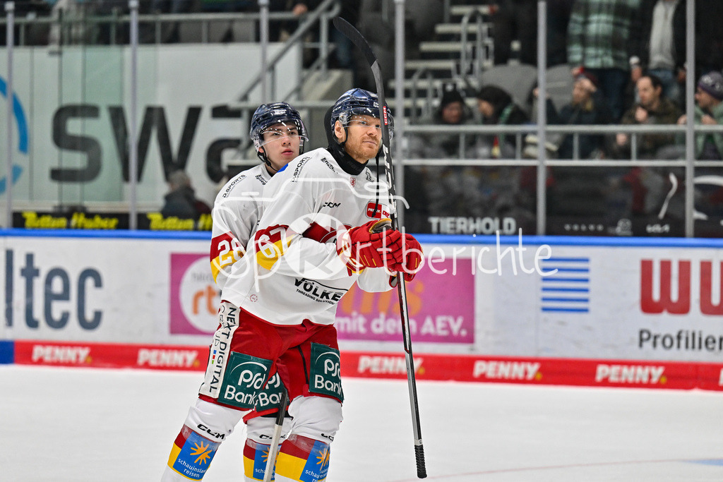 Augsburger Panther - Düsseldorfer EG | enttaeuschte Duesseldorfer bedanken sich bei den mitgereisten fans / Bernhard EBNER (Duesseldorfer EG 67) / Alexander EHL (Duesseldorfer EG 28) / DEL: Augsburger Panther - Düsseldorfer EG, Curt Frenzel Stadion am 13.12.2024