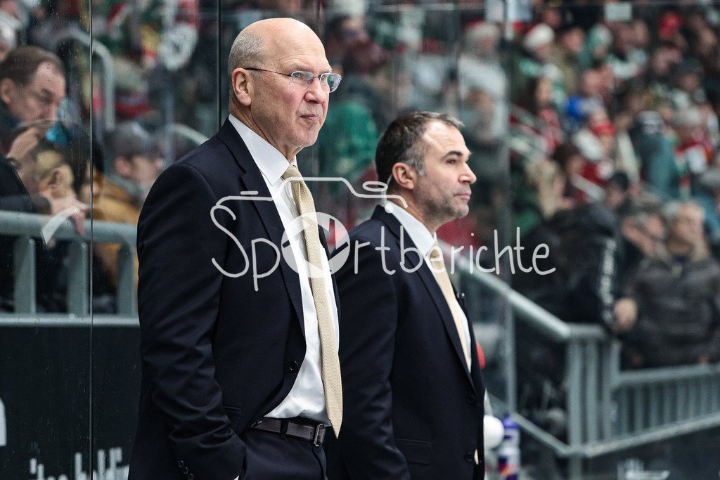 Augsburger Panther - EHC Red Bull Muenchen | Gaeste Trainer Don JACKSON in Aktion
