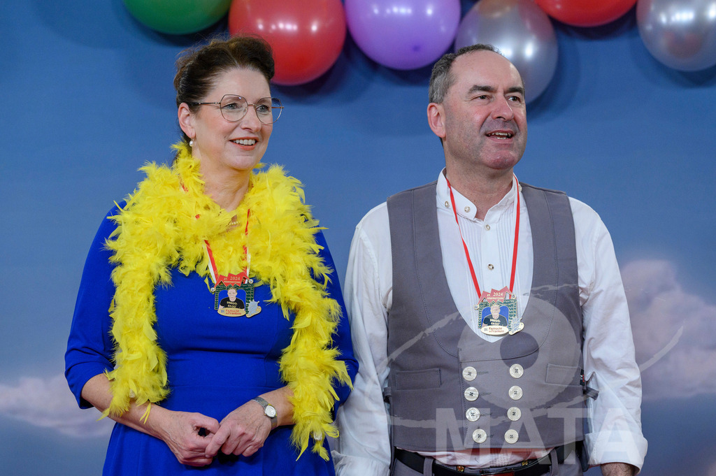 _DWA1931 | Staatsminister Hubert Aiwanger (Freie Wähler) und Begleitung bei der TV-Sendung Fastnacht in Franken 2024. Veitshöchheim, 02.02.2024 Bayern Deutschland - Realisiert mit Pictrs.com