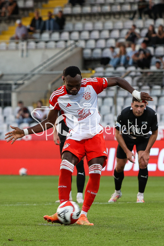 FC Bayern Amateure - FC Memmingen | Desire SEGBE AZANKPO (FCB #34) kurz vor der Ausfuehrung des Elfmeters zum 2-1 fuer die Bayern / Elfmeter / Strafstoss