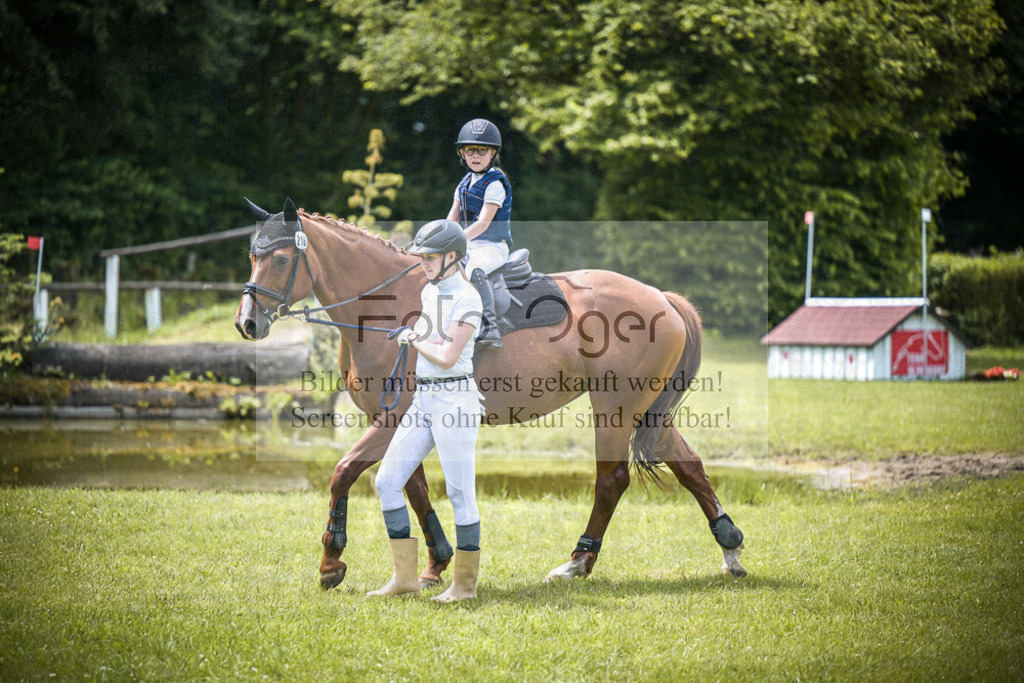 DOS_5143 | Entdecke hochwertige Reitturnierfotos von Foto Oger. Professionell, emotional und authentisch – jetzt Lieblingsmomente im Shop bestellen.Deutschlandweite Turnierfotografie. - Realisiert mit Pictrs.com