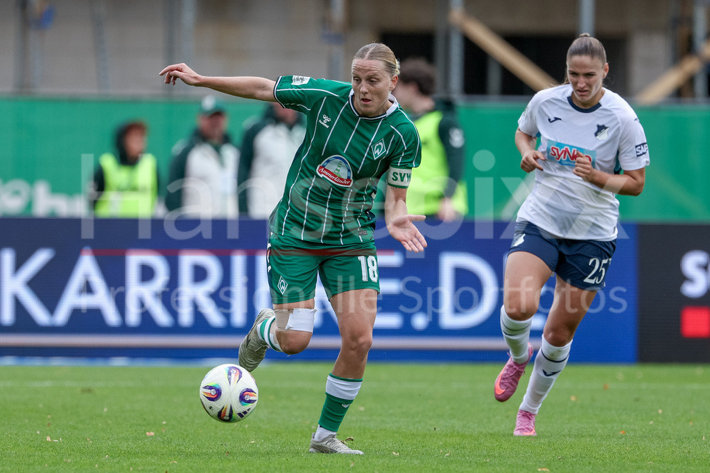 Fussball, Google Pixel Frauen-Bundesliga, SV Werder Bremen - TSG 1899 Hoffenheim | Lina Hausicke (SV Werder Bremen, 18) am Ball, Einzelbild, Ganzkörper, Aktion, Action, Spielszene, DIE DFB-RICHTLINIEN UNTERSAGEN JEGLICHE NUTZUNG VON FOTOS ALS SEQUENZBILDER UND/ODER VIDEOÄHNLICHE FOTOSTRECKEN. DFB REGULATIONS PROHIBIT ANY USE OF PHOTOGRAPHS AS IMAGE SEQUENCES AND/OR QUASI-VIDEO.