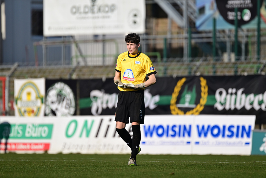 Fußball I Herren I Saison 2024-2025 I Regionalliga Nord I 25. Spieltag I VfB Lübeck - SSV Jeddeloh | Der Sportfotograf. - Realisiert mit Pictrs.com