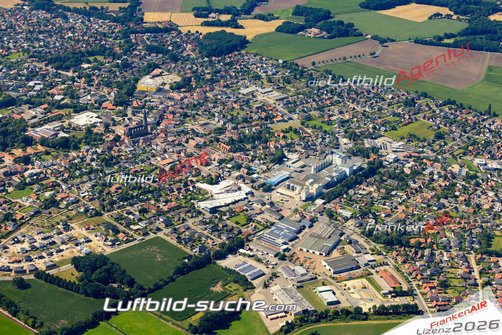Aktuelles Luftbild von  Dinklage - Die Luftaufnahme wurde 2022 mittels UL-Flugzeug erstellt ( keine Drohne ) - hochauflösende Kamera-Systeme von  Canon -Beste Qualität - Für grossformatige Ausdrucke geeignet. Die Geschenkidee !