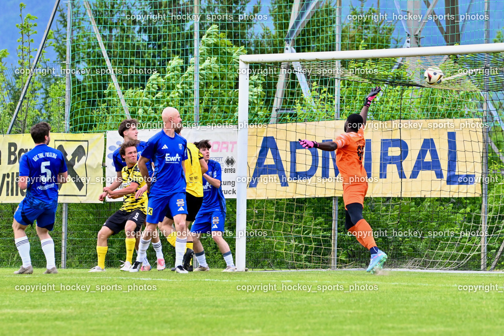 FC Faakersee vs. URC Thal Assling | Tor FC Faakersee,  #99 Ayotunde Ezekiel Ikuepamitan URC Thal Assling, #14 David Walder Thal Assling, #5 Cajetan Maria Thaddäus Kolig FC Faakersee, FC Faakersee vs. URC Thal Assling, FC Faakersee vs. URC Thal Assling am 04.05.2025 in Finkenstein (Sportplatz Finkenstein), Austria, (Photo by Bernd Stefan)