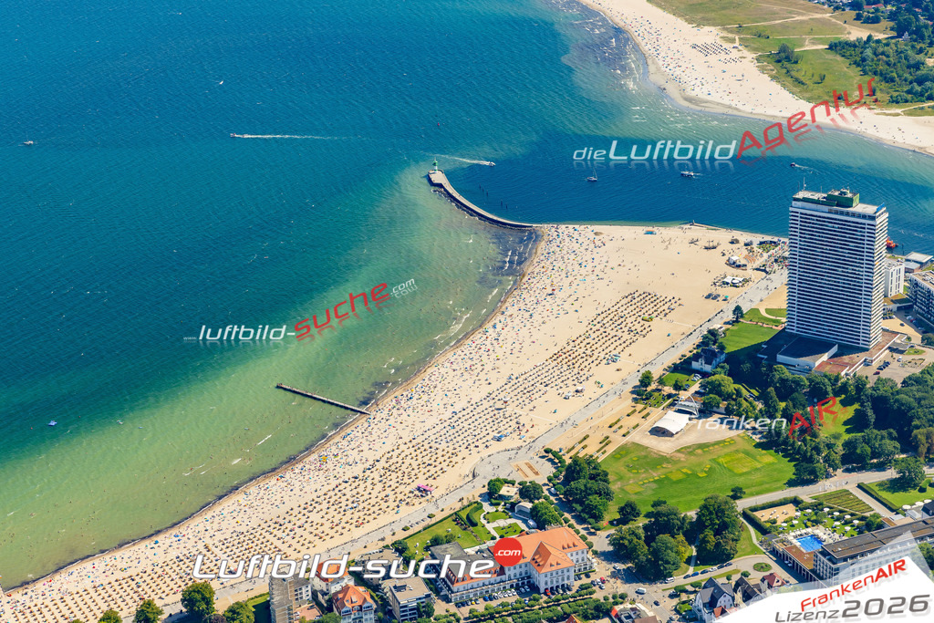 Klassische Luftaufnahme ohne Drohne zeigt:Travemünde bei Lübeck - Die Luftbildaufnahme wurde 2025 vom UL-Flugzeug heraus erstellt ( keine Drohnenaufnahme ) - Hochauflösende Luftaufnahme -Nicht vergleichbar mit Google Maps oder Satelittenbilder- Die Geschenkidee !Mit Lizenz und Bildrechte bestellbar