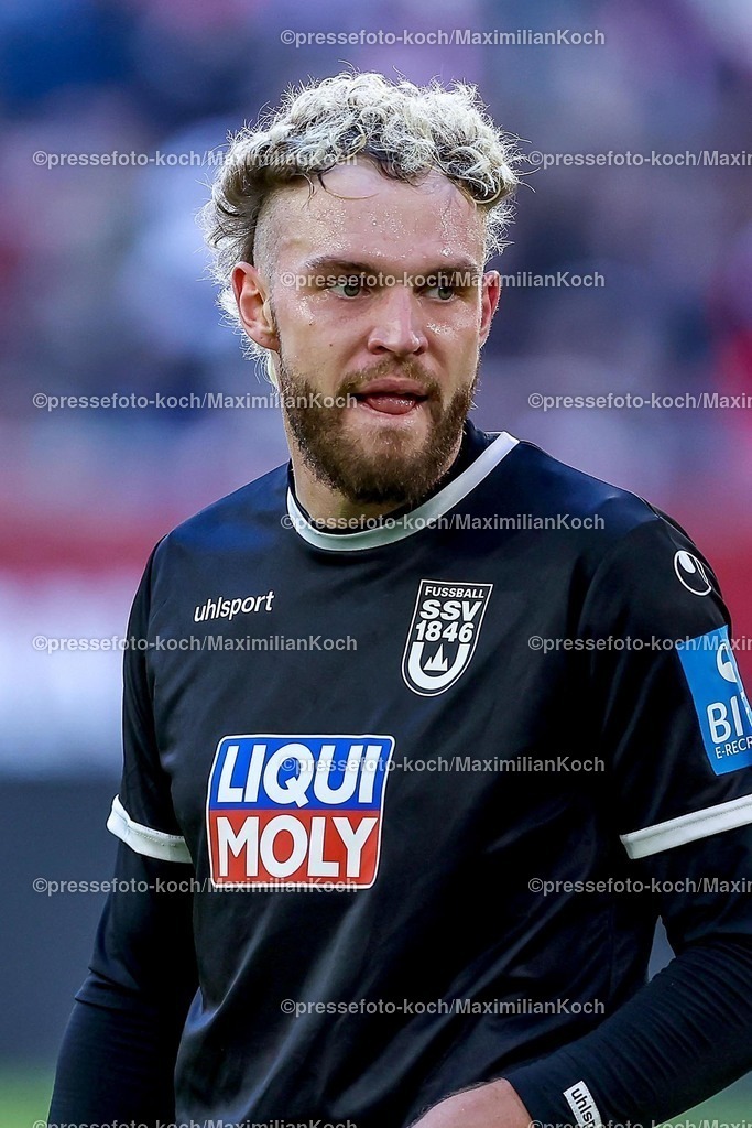 Due01022502172 | 01.02.2025, Fußball, Fortuna Düsseldorf - SSV Ulm 1846, 2.. Fußball Bundesliga, 20. Spieltag, Merkur Spiel-Arena, Saison 2024 2025: Philipp Strompf (SSV Ulm #32)DFB regulations prohibit any use of photographs as image sequences and or quasi-video.