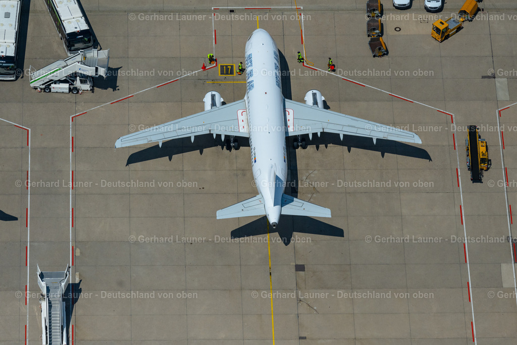 4046604 | LEINFELDEN-ECHTERDINGEN 19.07.2021 Passagierflugzeug Airbus A319 der rumänischen Fluggesellschaft " Just US Air " mit der Kennung YR-URS auf der Startposition auf dem Flughafen Stuttgart in Leinfelden-Echterdingen im Bundesland Baden-Württemberg, Deutschland. Weiterführende Informationen bei: Flughafen Stuttgart GmbH. // Passenger aircraft Airbus A319 of the romanian airline" Just US Air " with the registration YR-URS on the take-off position at Stuttgart Airport in Leinfelden-Echterdingen in the state Baden-Wuerttemberg, Germany. Further information at: Flughafen Stuttgart GmbH. Foto: Gerhard Launer