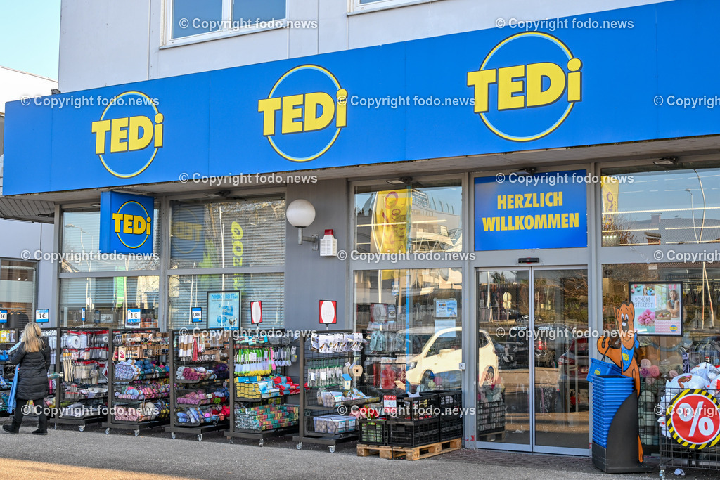 Oberoesterreich_ Leonding_ 18.01.2025-17 | 18.01.2025, Oberoesterreich, AUT, Leonding, im Bild Themenbild, Stadtansichten, Tedi, Dekor, Einrichtung, Papierwaren, Schreibwaren, Reinigungsmittel, Bastelsachen, Textil, billig, Diskont, Handel, Einzelhandel, Waren, einkaufen, Schild, Leuchtreklame, Werbung, Reklame