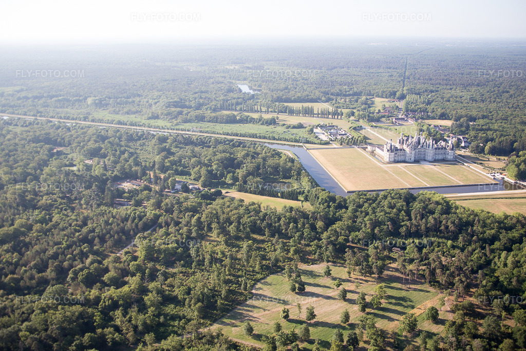 Aerial view: View of the town in Chambord in the state Loir et Cher, France. – Photo: IMG_082126.jpg taken on 06/20/2015 by Werner Riehm/FLY-FOTO.com – Resolution of the original: 5472 x 3648 px