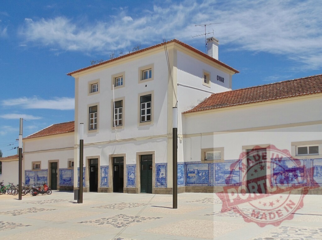 Ovar railway station building displaying azulejo tiles, Portugal. Aveiro - Portugal | Historical Ovar railway station displaying traditional Portuguese azulejo tile artwork under a blue sky - Realisiert mit Pictrs.com