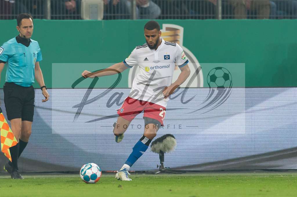 HSVSCF20220419_365 | Fussball, Herren: Josha Vagnoman (Hamburger SV) in Aktion, am Ball, Einzelaktion beim DFB-Pokal-Halbfinalspiel zwischen Hamburger SV und SC Freiburg im Volksparkstadion am 19.04.2022 in Hamburg, Deutschland.DFB / DFL REGULATIONS PROHIBIT ANY USE OF PHOTOGRAPHS AS IMAGE SEQUENCES AND/OR QUASI-VIDEO. - Realisiert mit Pictrs.com