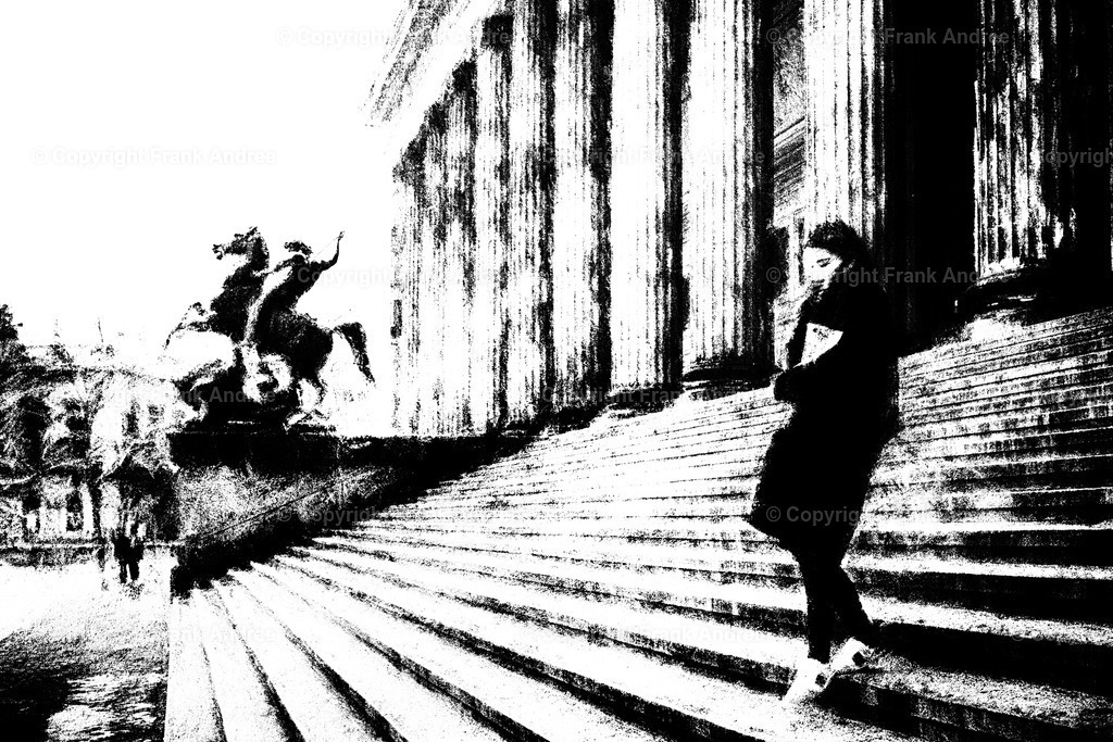 Aus dem Museum | Eine junge Frau kommt aus dem alten Museum in Berlin. Sie geht die große Steintreppe hinunter. Impressionistische Straßenfotografie aus Berlin. - Realisiert mit Pictrs.com
