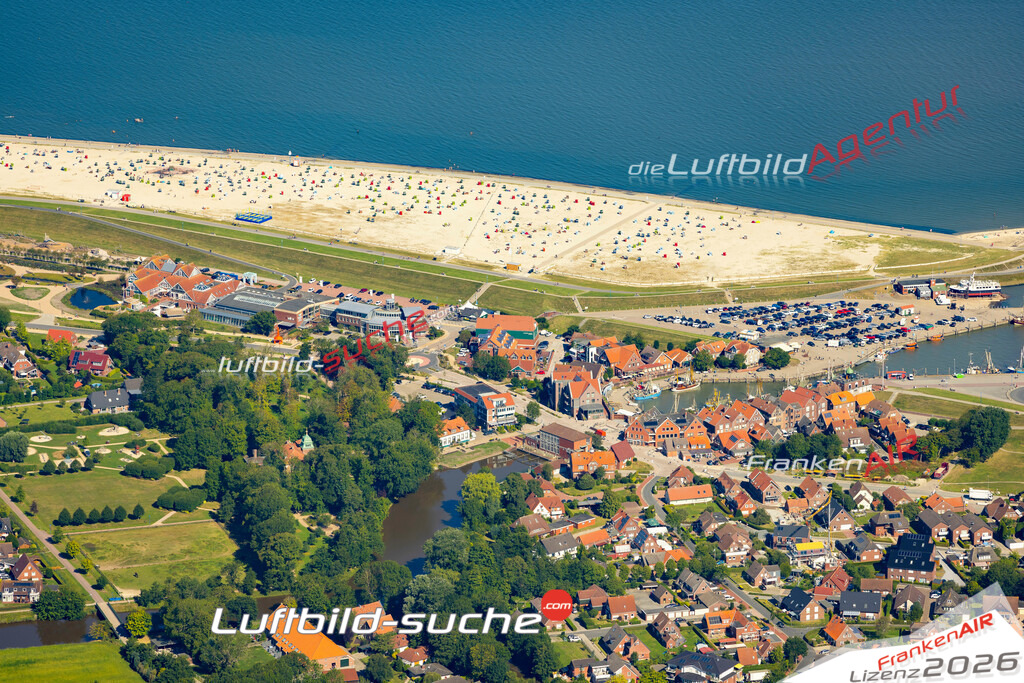 Aktuelles Luftbild von  Neuharlingersiel - Die Luftaufnahme wurde 2022 mittels UL-Flugzeug erstellt ( keine Drohne ) - hochauflösende Kamera-Systeme von  Canon -Beste Qualität - Für grossformatige Ausdrucke geeignet. Die Geschenkidee !