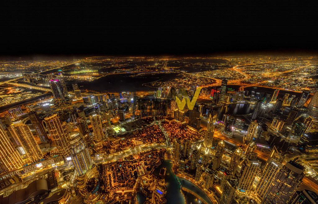 Dubai Downtown @ Night - die strahlenden Lichter in Dubai | Die Aufnahme zeigt eine Luftaufnahme des beleuchteten Downtown Dubai bei Nacht, vermutlich von einer der Aussichtsplattformen des Burj Khalifa aus aufgenommen. Der Burj Khalifa ist mit 828 Metern das höchste Gebäude der Welt. Das Gebäude wurde 2010 eingeweiht und hat über 160 Stockwerke. Die Aussichtsplattform "At the Top" in der 124. Etage bietet einen Panoramablick über die Stadt. Die höchste Aussichtsplattform "At the Top Sky" befindet sich in der 148. Etage auf 555 Metern Höhe.  - Realisiert mit Pictrs.com