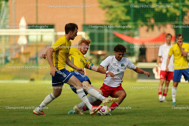 Fußball I Herren I Senioren Landesliga Holstein I 5. Spieltag I SC Rönnau - VfB Lübeck U21 I 23.08.2025.0039 | v.l. Matti Ole Heßmer (22, SC Rönnau), Lasse Koth (29, SC Rönnau), Davyd Ramaki (4, VfB Lübeck U21) - Realisiert mit Pictrs.com