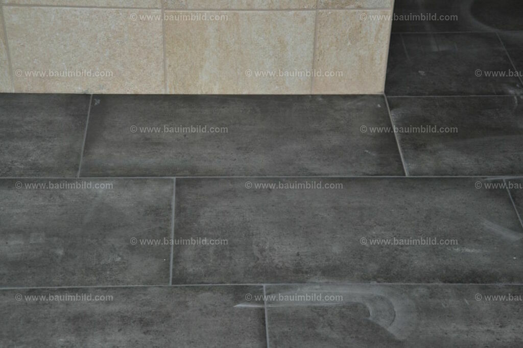 bib-lg21-fliesenlegerarbeiten-0098 | Nach LV-Leistungsgruppen sortierte Detailfotos über den Bau eines Hauses. Alle Hausbau-Bilder direkt vom Urheber und Autor der Website Haus-Selber-Bauen.com