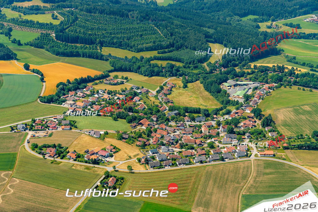 Das Luftbild zeigt : Sattelbogen Traitsching - Die Luftaufnahme wurde 2023 vom UL-Flugzeug aus erstellt ( keine Drohne ) - Hochauflösende Luftaufnahme - Für grossformatige Ausdrucke geeignet. Die Geschenkidee !Mit Lizenz und Bildrechte bestellbar