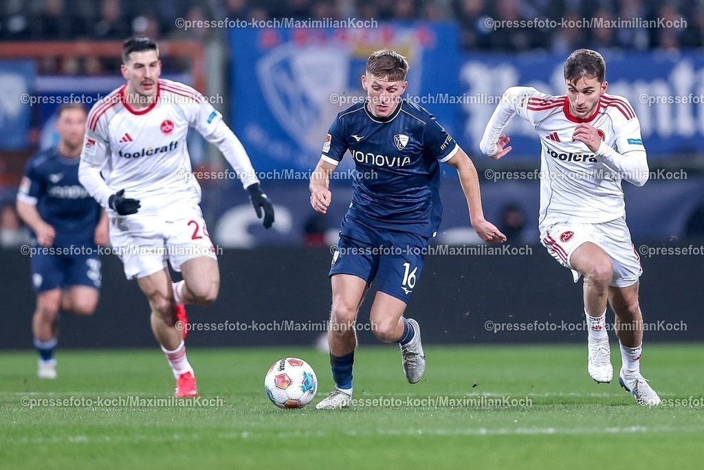BOC20022601011 | 20.02.2026, Fußball, VfL Bochum - 1. FC Nürnberg, 2. Fußball Bundesliga, 23. Spieltag, Vonovia Ruhrstadion, Saison 2025 2026: Callum Marshall (VfL Bochum #16) im Zweikampf gegen  Luka Lochoshvili&nbsp;(1FC Nuernberg #24) Adam Markhiev&nbsp;(1FC Nuernberg #06)  DFB regulations prohibit any use of photographs as image sequences and or quasi-video.