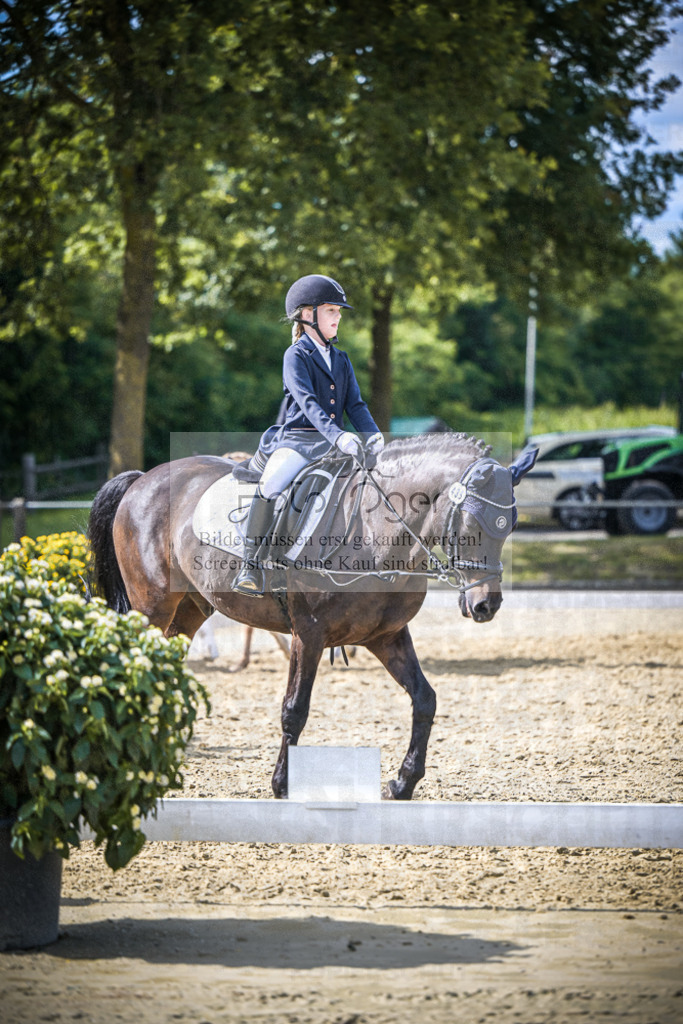 DOS_8618 | Entdecke hochwertige Reitturnierfotos von Foto Oger. Professionell, emotional und authentisch – jetzt Lieblingsmomente im Shop bestellen.Deutschlandweite Turnierfotografie. - Realisiert mit Pictrs.com