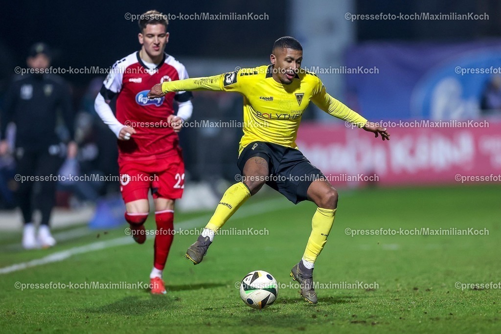 FCVK14022501036 | 14.02.2025, Fußball, FC Viktoria Köln – Alemannia Aachen, 3.Liga, Sportpark Höhenberg, Saison 2024 2025: Florian Heister (Alemannia Aachen #19) im Zweikampf gegen Said El Mala (Viktoria Köln #22) DFB regulations prohibit any use of photographs as image sequences and or quasi-video.