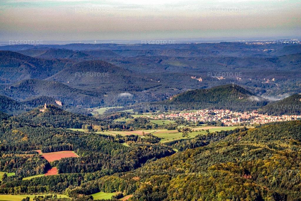 Luftbild: Burgruine Drachenfels und Dorf im Pflälzwerwald in Busenberg im Bundesland Rheinland-Pfalz in Deutschland. Foto: IMG_4286.jpg vom 08.10.2006 durch Werner Riehm/FLY-FOTO.de