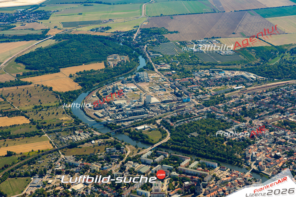 Das Luftbild der Stadt Bernburg wurde 2022 vom Flugzeug heraus erstellt (keine Drohnen-Aufnahmen) Aufnahmehöhe ca.450 Meter- hohe Bildauflösung und Druck-Qualität. Garantiert!