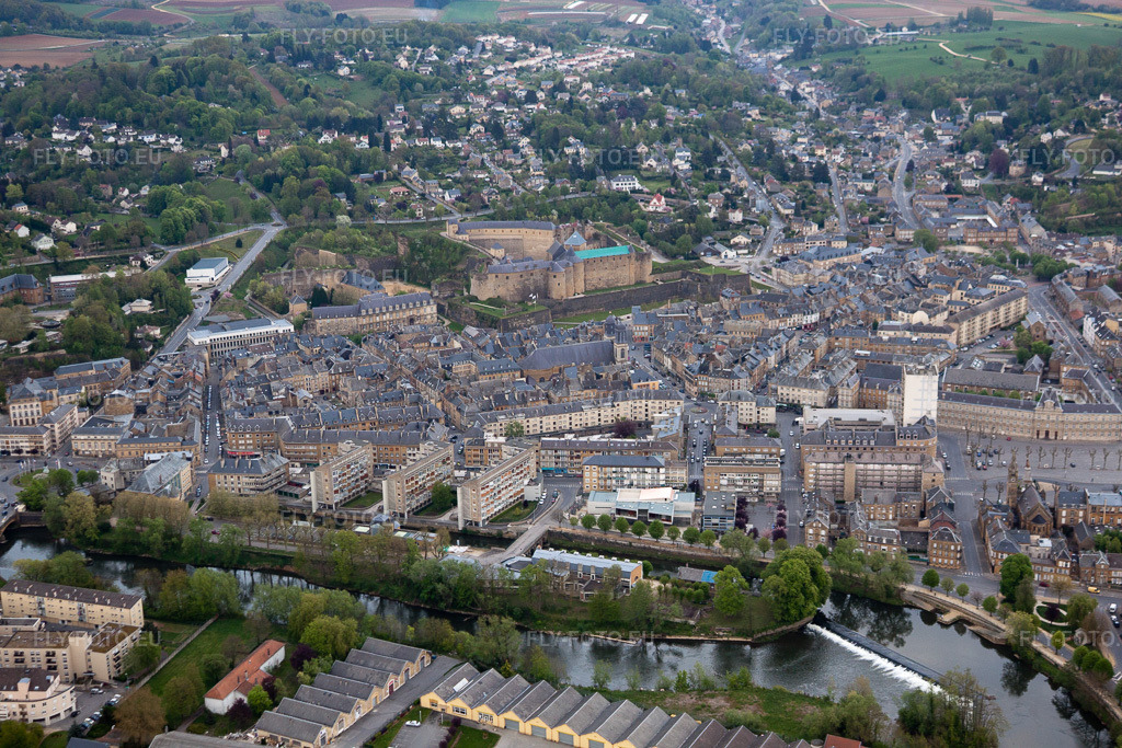 Vue aérienne: Vue de la ville à Sedan dans le département Ardennes, France. Photo: IMG_39855.jpg prise le 16/04/2011 par Werner Riehm/FLY-FOTO.eu – Résolution de l'original: 4752 x 3168 px