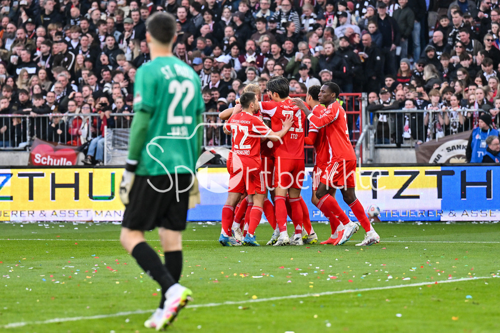 FC St. Pauli - FC Bayern München | ST. PAULI, DEUTSCHLAND - 11. APRIL: Jubel der Bayern nach dem Treffer zum 0-2 durch Leon GORETZKA (FC Bayern Munich 8) / Tor / Torschuetze / Freude / Happy während dem Bundesligamatch zwischen dem FC St. Pauli und dem FC Bayern München am 29. Spieltag im Millerntor Stadion / DFL REGULATIONS PROHIBIT ANY USE OF PHOTOGRAPHS AS IMAGE SEQUENCES AND/OR QUASI-VIDEO