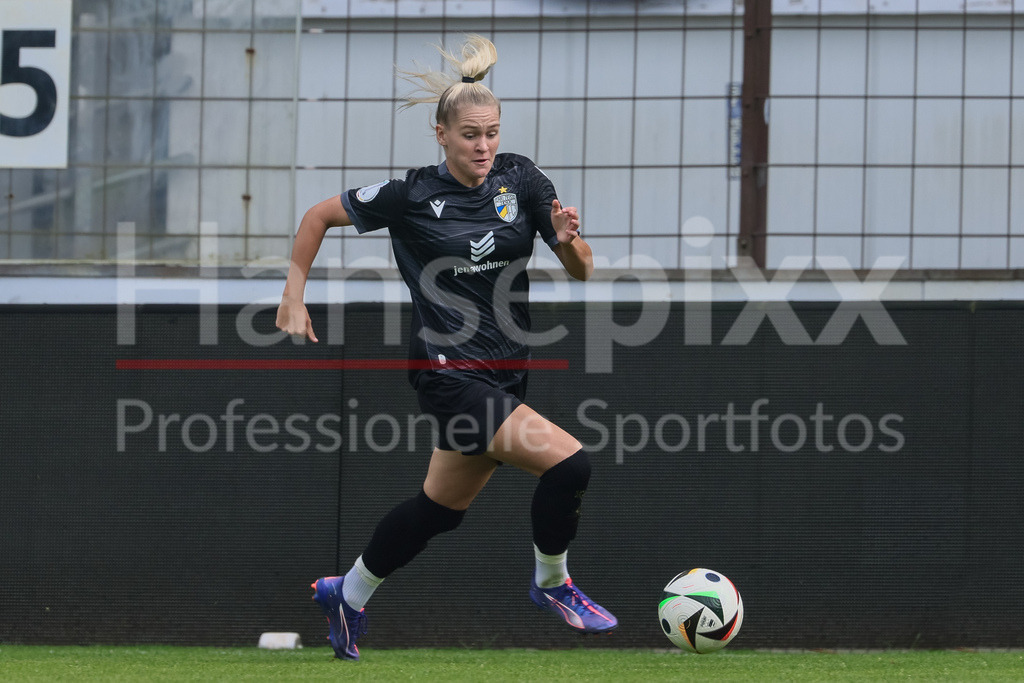 Fussball, DFB-Pokal Frauen, SV Meppen - FC Carl Zeiss Jena | v.li.: Melina Reuter (FC Carl Zeiss Jena, 7) am Ball, Freisteller, Einzelbild, Ganzkörper, Aktion, Action, Spielszene, DIE DFB-RICHTLINIEN UNTERSAGEN JEGLICHE NUTZUNG VON FOTOS ALS SEQUENZBILDER UND/ODER VIDEOÄHNLICHE FOTOSTRECKEN. DFB REGULATIONS PROHIBIT ANY USE OF PHOTOGRAPHS AS IMAGE SEQUENCES AND/OR QUASI-VIDEO.
