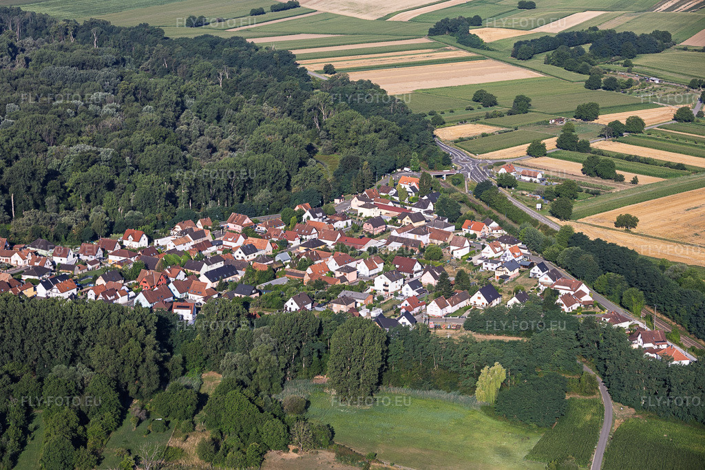 Vue aérienne: Rue de la Gare à Munchhausen dans le département Bas Rhin, France – .Photo: IMG_158269.jpg prise le 25/07/2026 par Werner Riehm/FLY-FOTO.eu – Résolution de l'original: 5829 x 3886 px