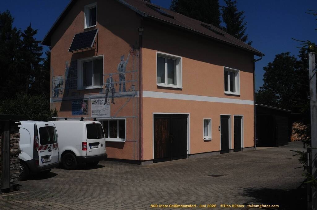 Geißmannsdorf-2026-Ortsbilder-226 | Geißmannsdorf bei Bischofswerda im Sommer 2026. Ein fotografischer Streifzug durch das Dorf Geißmannsdorf, mit Gebäuden, Straßen, Strohpuppen und geschmückten Vorgärten und Grundstücken anlässlich der 800-Jahr-Feier von Geißmannsdorf im Juni 2026 - Realisiert mit Pictrs.com