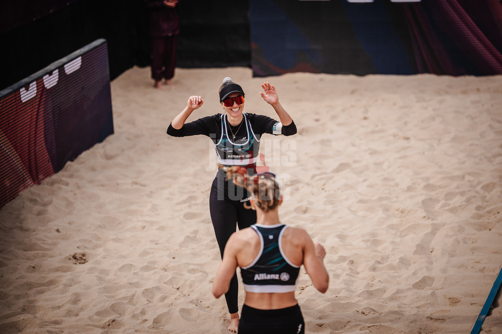 Beachvolleyball | Frauen | Allianz German Beach Tour 2025 | Tourstop Berlin | 23.08.2025 | hinten Lisa-Sophie Kotzan vorne Tabea Schwarz beim Einlauf ins Stadion