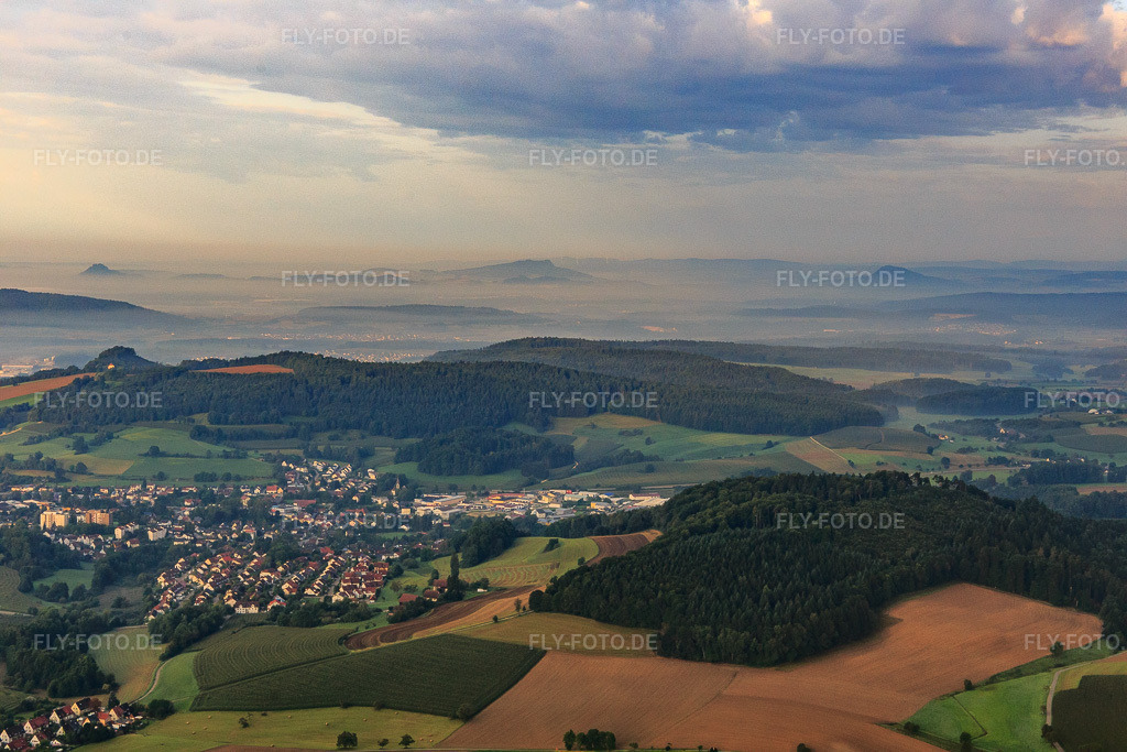 Luftbild: Ortsansicht von Osten bis zum Hegau im Nebel in Stockach im Bundesland Baden-Württemberg in Deutschland. Foto: IMG_102848.jpg vom 26.08.2017 durch Werner Riehm/FLY-FOTO.de
